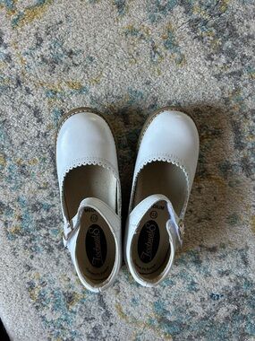 FootMates White Girls Scalloped Mary Jane Dress Shoes